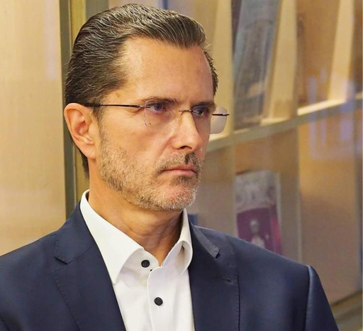 Vasile Bănescu, citând dintr-un celebru filosof: Poporul nu e lăudat decât de cel ce îşi propune să-i vândă ceva sau să-i fure ceva