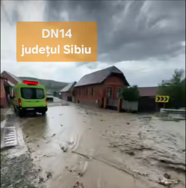 Trafic îngreunat pe DN 13 şi DN 14, în judeţele Mureş şi Sibiu, din cauza aluviunilor ajunse pe şosea