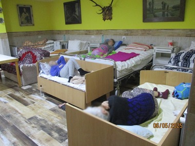 AJPIS Botoşani, despre neregulile grave de la un centru din Dorohoi: Număr triplu de persoane cazate, medicamente expirate, rezidenţi fără acte de identitate/ Măsuri luate: retragerea licenţei de funcţionare, amendă şi relocarea beneficiarilor FOTO
