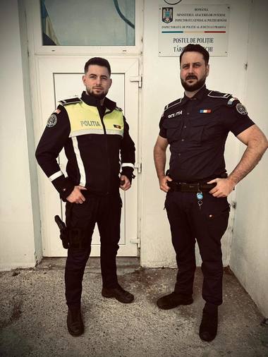 Doi agenţi din Prahova au deschis drumul pentru o maşină care gonea pentru a se întâlni cu ambulanţa / Pe bancheta din spate, un copil în stare gravă / Poliţia Română: Aţi arătat ce înseamnă să fii OM, înainte de a fi poliţist