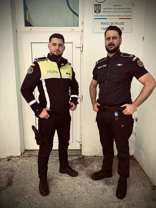 Doi agenţi din Prahova au deschis drumul pentru o maşină care gonea pentru a se întâlni cu ambulanţa / Pe bancheta din spate, un copil în stare gravă / Poliţia Română: Aţi arătat ce înseamnă să fii OM, înainte de a fi poliţist 