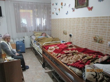 Noi detalii despre „derapajele grave” în îngrijirea persoanelor cu dizabilităţi aflate în “Casa Elena”, din Dorohoi: alimente stricate sau expirate, sute de medicamente expirate, beneficiari cu răni deschise la faţă şi la picioare