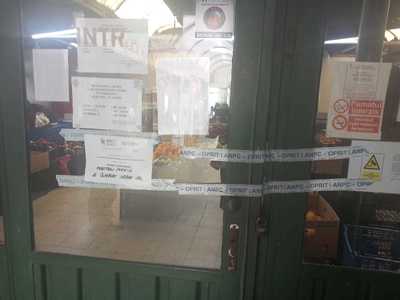 O piaţă aflată în centrul Constanţei a fost închisă temporar de comisarii CJPC / Printre nereguli - tavan deteriorat, ţevi ruginite, stâlpii de rezistenţă ruginiţi, scurgerea acoperită pentru a evita intrarea şoarecilor - FOTO

