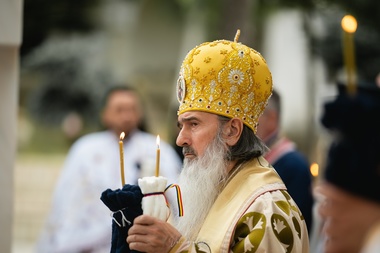 Arhiepiscopul Tomisului, la sfinţirea sediului AUR Constanţa: Acum se pune problema să nu avem culori politice, ci să avem iubire de Dumnezeu / Pe 18 mai, când va fi un rezultat bun, şi sănătos să mulţumim lui Dumnezeu la Peştera Sfântului Andrei