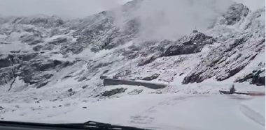 Drumarii continuă să lucreze pentru a putea deschide traficul pe DN 7C - Transfăgărăşan până la sfârşitul lunii mai, deşi în zonă ninge de trei zile - VIDEO