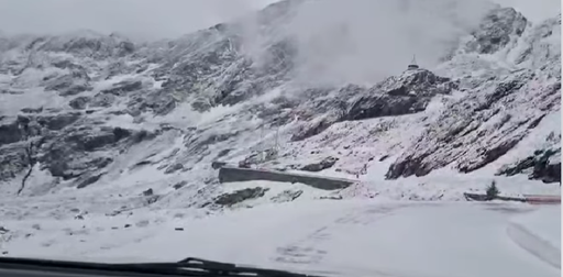 Drumarii continuă să lucreze pentru a putea deschide traficul pe DN 7C - Transfăgărăşan până la sfârşitul lunii mai, deşi în zonă ninge de trei zile - VIDEO