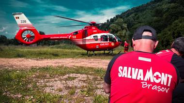Intervenţie a salvamontiştilor din Braşov, pentru salvarea a patru turişti străini, rămaşi blocaţi pe Brâna Caprelor, în Masivul Bucegi/ A fost solicitat şi un elicopter SMURD, pentru a se încerca o intervenţie aeriană