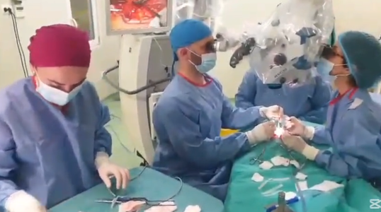 Trei bebeluşi cu malformaţii grave, operaţi la Timişoara într-o singură zi. Intervenţiile au durat în total 16 ore