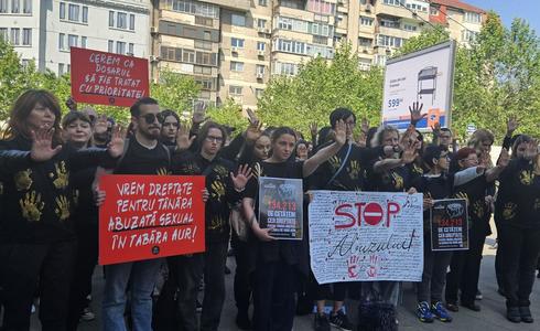 Declic, manifestaţie tăcută de solidaritate cu tânăra care ar fi fost abuzată sexual la şcoala de vară AUR/ Ce solicită reprezentanţii societăţii civile FOTO