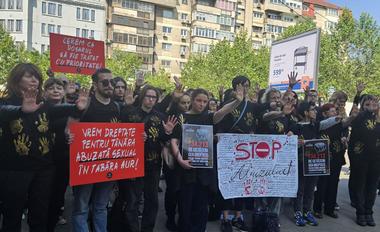 Declic, manifestaţie tăcută de solidaritate cu tânăra care ar fi fost abuzată sexual la şcoala de vară AUR/ Ce solicită reprezentanţii societăţii civile FOTO