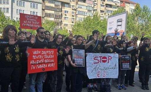 Declic, manifestaţie tăcută de solidaritate cu tânăra care ar fi fost abuzată sexual la şcoala de vară AUR/ Ce solicită reprezentanţii societăţii civile FOTO