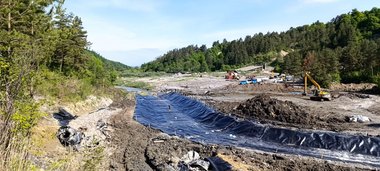 Angajaţii de la Apele Române Mureş continuă lucrările la pârâul Corund, în zona Praid/ Debitul infiltrat în subteranul Salinei Praid a scăzut considerabil, ajungând aproape de nivelul normal