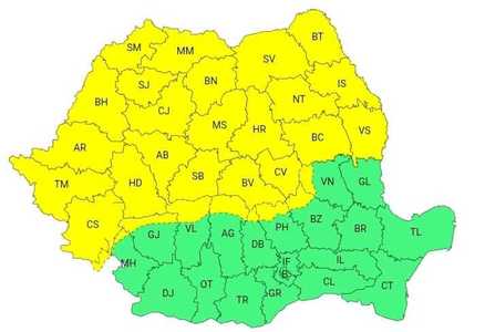 Averse, cu descărcări electrice, intensificări ale vântului şi vreme deosebit de rece, până marţi dimineaţă/ Cod galben de vânt puternic şi furtuni, în Banat, Crişana, Maramureş, Transilvania, cea mai mare parte a Moldovei şi la munte
