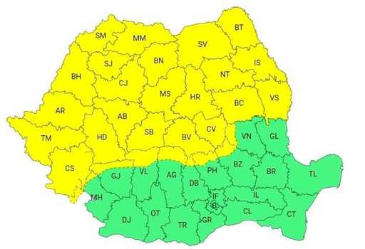 Averse, cu descărcări electrice, intensificări ale vântului şi vreme deosebit de rece, până marţi dimineaţă/ Cod galben de vânt puternic şi furtuni, în Banat, Crişana, Maramureş, Transilvania, cea mai mare parte a Moldovei şi la munte