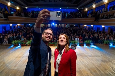 Roberta Metsola, întrebată cum se poate dialoga într-o lume în care o opinie iscă reacţii ostile: „Nu renunţa niciodată la ce crezi.Vei simţi uneori că eşti singur, dar tocmai de aceea trebuie să lupţi pentru ceea ce crezi”