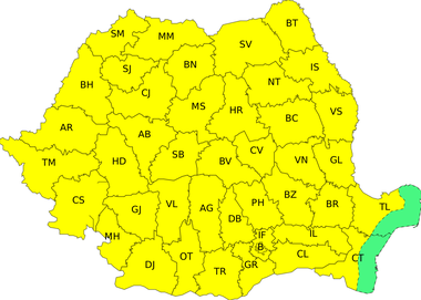 ANM: Averse torenţiale, descărcări electrice, vijelii şi grindină până luni dimineaţă, în cea mai mare parte a ţării