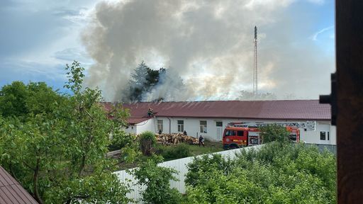UPDATE - Incendiu la o şcoală din judeţul Vrancea/ Peste 30 de elevi şi cadre didactice au ieşit în siguranţă din clădire/ Focul a distrus parţial acoperişul, fiind deteriorate bunuri din trei clase/ Incendiul, cauzat de un trăsnet - FOTO