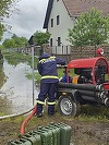 Braşov: Inundaţii în comuna Dumbrăviţa, după ce ape scurse de pe versanţi într-un pârâu au inundat două case/ 18 copii, evacuaţi la rude