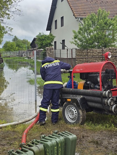 Braşov: Inundaţii în comuna Dumbrăviţa, după ce ape scurse de pe versanţi într-un pârâu au inundat două case/ 18 copii, evacuaţi la rude