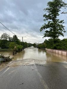 Circulaţie închisă pe mai multe drumuri judeţene din Vrancea, din cauza ploilor abundente/ Şase persoane, izolate la o mănăstire după ce un pod s-a surpat