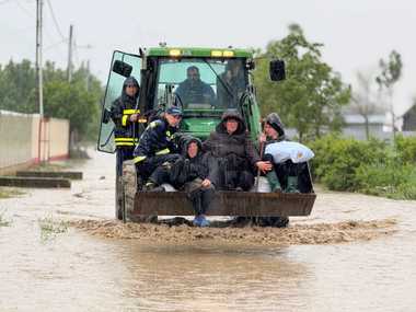 Botoşani: Peste 20 de persoane, între care şi copii, evacuate după ce locuinţele le-au fost inundate. Unii dintre sinistraţi au fost duşi la un centru pentru vârstnici, alţii au plecat la rude - FOTO, VIDEO