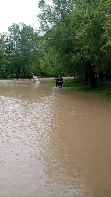 Neamţ: 12 gospodării în care se află 18 persoane, izolate după creşterea debitului râului Topoliţa/ ISU va trimite în zonă o barcă pentru a răspunde eventualelor solicitări 