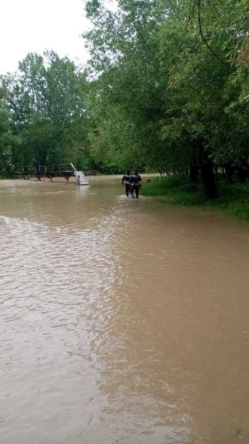 Neamţ: 12 gospodării în care se află 18 persoane, izolate după creşterea debitului râului Topoliţa/ ISU va trimite în zonă o barcă pentru a răspunde eventualelor solicitări 
