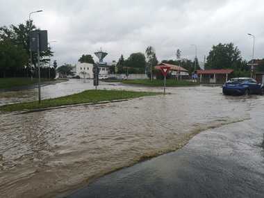 Circulaţia autobuzelor în zona metropolitană a municipiului Braşov, afectată după ce un drum a fost acoperit de ape