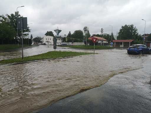 Circulaţia autobuzelor în zona metropolitană a municipiului Braşov, afectată după ce un drum a fost acoperit de ape