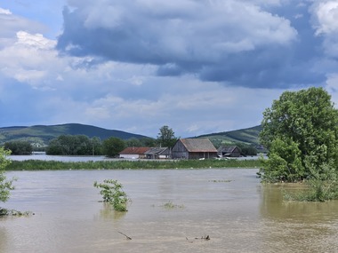 IGSU: Aproximativ 300 de gospodării din Covasna, inundate şi peste 300 de persoane rămân evacuate în Covasna, Braşov şi Botoşani/ Peste o mie de persoane din Bacău şi Neamţ, în continuare izolate în ce priveşte accesul rutier