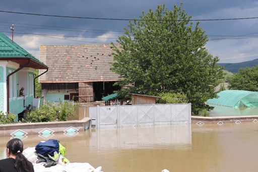 Prefectul judeţului Covasna afirmă că apele Râului Negru sunt în scădere şi ”sunt şanse mari” să nu mai existe pagube în urma inundaţiilor