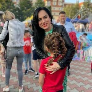 Cărţi, ghiozdane, baloane colorate, bomboane şi fructe pentru copiii din Costache Negri, donate de angajaţi ai Ministerului Muncii/ Simona Bucura-Oprescu: Am simţit astăzi bucurie pură şi frumuseţea sufletului de copil VIDEO