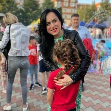 Cărţi, ghiozdane, baloane colorate, bomboane şi fructe pentru copiii din Costache Negri, donate de angajaţi ai Ministerului Muncii/ Simona Bucura-Oprescu: Am simţit astăzi bucurie pură şi frumuseţea sufletului de copil VIDEO