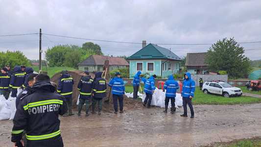 Raed Arafat afirmă că pagubele produse de inundaţiile din judeţul Covasna vor putea fi evaluate doar după retragerea apelor: Motopompele de mare capacitate funcţionează zi şi noapte pentru evacuarea apei din gospodării