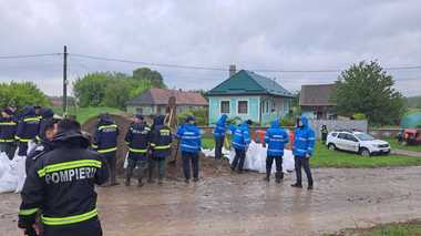 Raed Arafat afirmă că pagubele produse de inundaţiile din judeţul Covasna vor putea fi evaluate doar după retragerea apelor: Motopompele de mare capacitate funcţionează zi şi noapte pentru evacuarea apei din gospodării