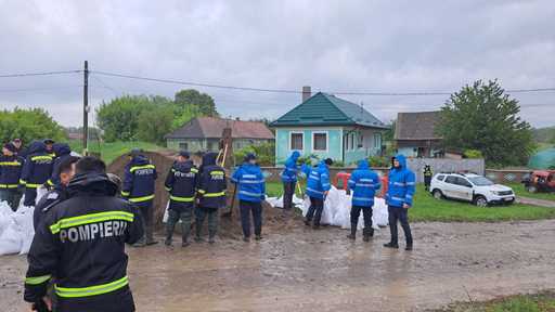 Raed Arafat afirmă că pagubele produse de inundaţiile din judeţul Covasna vor putea fi evaluate doar după retragerea apelor: Motopompele de mare capacitate funcţionează zi şi noapte pentru evacuarea apei din gospodării
