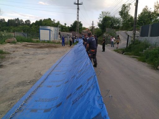Situaţia de la Salina Praid – Autorităţile au realizat o linie de apărare pe o lungime de aproximativ 750 de metri pentru a proteja gospodăriile de viitura formată pe pârâul Corund din cauza prăbuşirii planşeului uneia dintre minele vechi