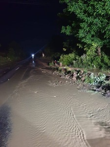 Trafic îngreunat pe DN 10, în judeţul Buzău, din cauza aluviunilor ajunse pe şosea în urma ploilor torenţiale