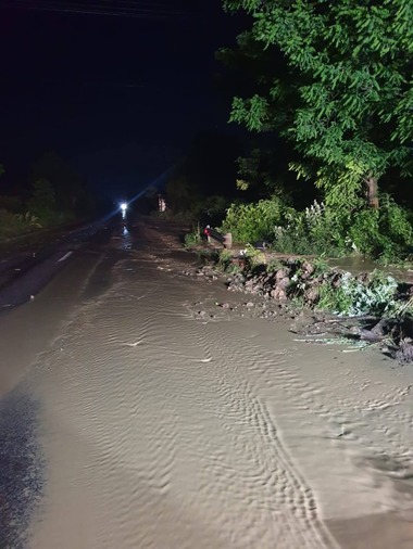Trafic îngreunat pe DN 10, în judeţul Buzău, din cauza aluviunilor ajunse pe şosea în urma ploilor torenţiale