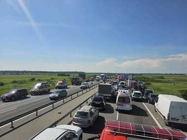 UPDATE - Dâmboviţa: Accident în care au fost implicate 3 TIR-uri şi cinci autoturisme, pe autostrada A1/ A fost activat Planul Roşu de Intervenţie/ Au fost găsite cinci victime, din care trei încarcerate/ Traficul, blocat - FOTO, VIDEO