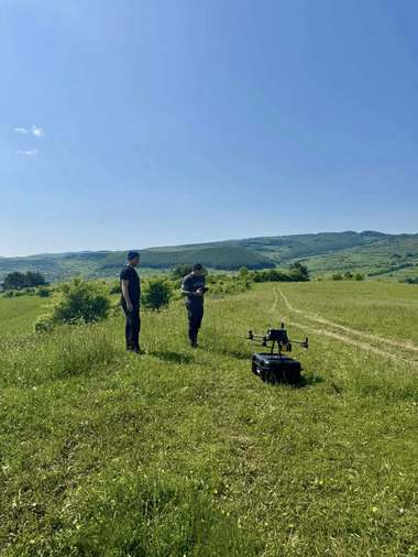 Institutul pentru Fizica Pământului a instalat trei staţii seismice în zona Salinei Praid, pentru a înregistra vibraţiile cauzate de eventuale prăbuşiri sau mişcări interne ale masei de sare şi sol/ În paralel, zona este cartată aerian cu drone