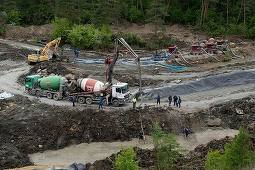 Şeful DSU afirmă că se fac demersuri pentru punerea în siguranţă şi devierea pârâului Corund în regim permanent. În primă fază, va fi o lucrare temporară/ Se caută locaţii care permit crearea unui lac artificial sărat pentru evacuarea apei din Salina Prai