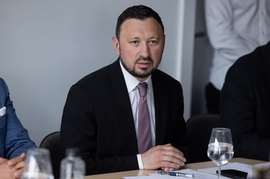 Ministrul Mediului, Mircea Fechet: Aproape 1 miliard PET-uri au fost colectate şi returnate, de la începutul acestui an, prin Sistemul Garanţie – Returnare (SGR)