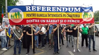 Marşul normalităţi, la Bucureşti – Participanţii au steaguri tricolore şi cruci din lemn / Se scandează: ”În Grădina Raiului, doar Adam şi Eva lui”
