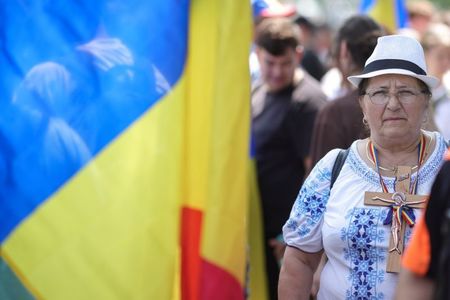 Marşul normalităţii, la Bucureşti – Participanţii au steaguri tricolore şi cruci din lemn / Se scandează: ”În Grădina Raiului, doar Adam şi Eva lui”