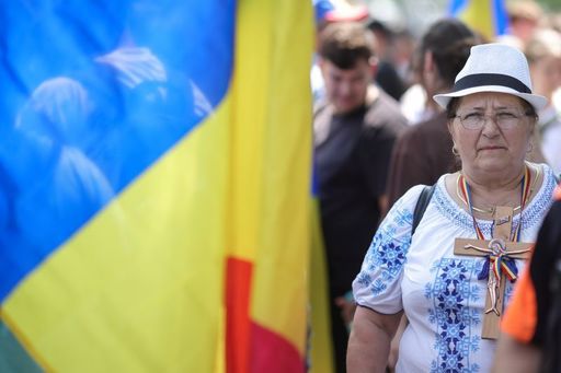 Marşul normalităţii, la Bucureşti – Participanţii au steaguri tricolore şi cruci din lemn / Se scandează: ”În Grădina Raiului, doar Adam şi Eva lui”