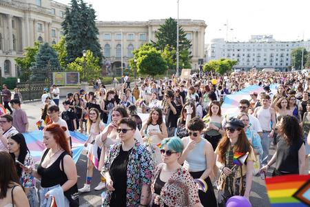 UPDATE - Bucharest Pride - Peste 30.000 de persoane au participat la marş/ Cinci persoane, duse la Poliţie întrucât aveau un cofraj cu ouă, existând suspiciunea că doreau să le arunce în participanţi
