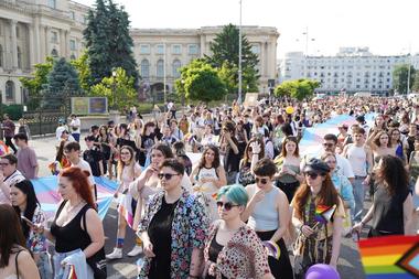 UPDATE - Bucharest Pride - Peste 30.000 de persoane au participat la marş/ Cinci persoane, duse la Poliţie întrucât aveau un cofraj cu ouă, existând suspiciunea că doreau să le arunce în participanţi