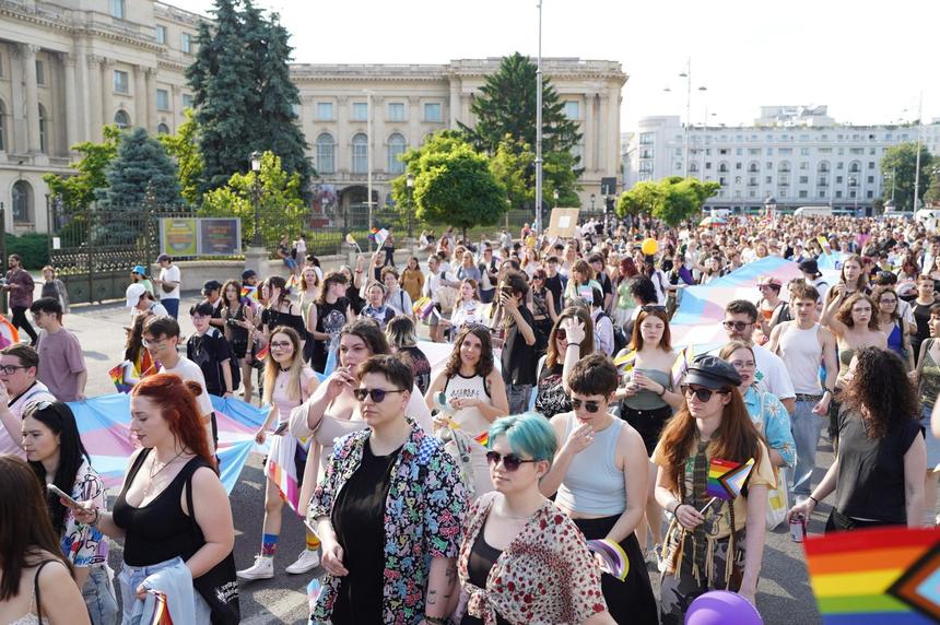 UPDATE - Bucharest Pride - Peste 30.000 de persoane au participat la marş/ Cinci persoane, duse la Poliţie întrucât aveau un cofraj cu ouă, existând suspiciunea că doreau să le arunce în participanţi