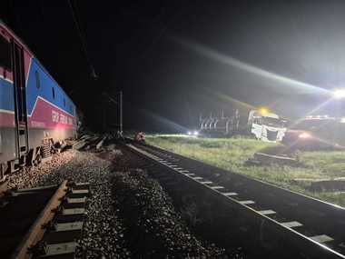 Tren deraiat în Teleorman - ISU: Toată cantitatea de benzină, transvazată, pericolul fiind îndepărtat complet/ Angajaţii CFR încearcă să repună pe şine vagoanele şi locomotiva/ Se estimează că acţiunea se va termina până duminică dimineaţă - FOTO, VIDEO